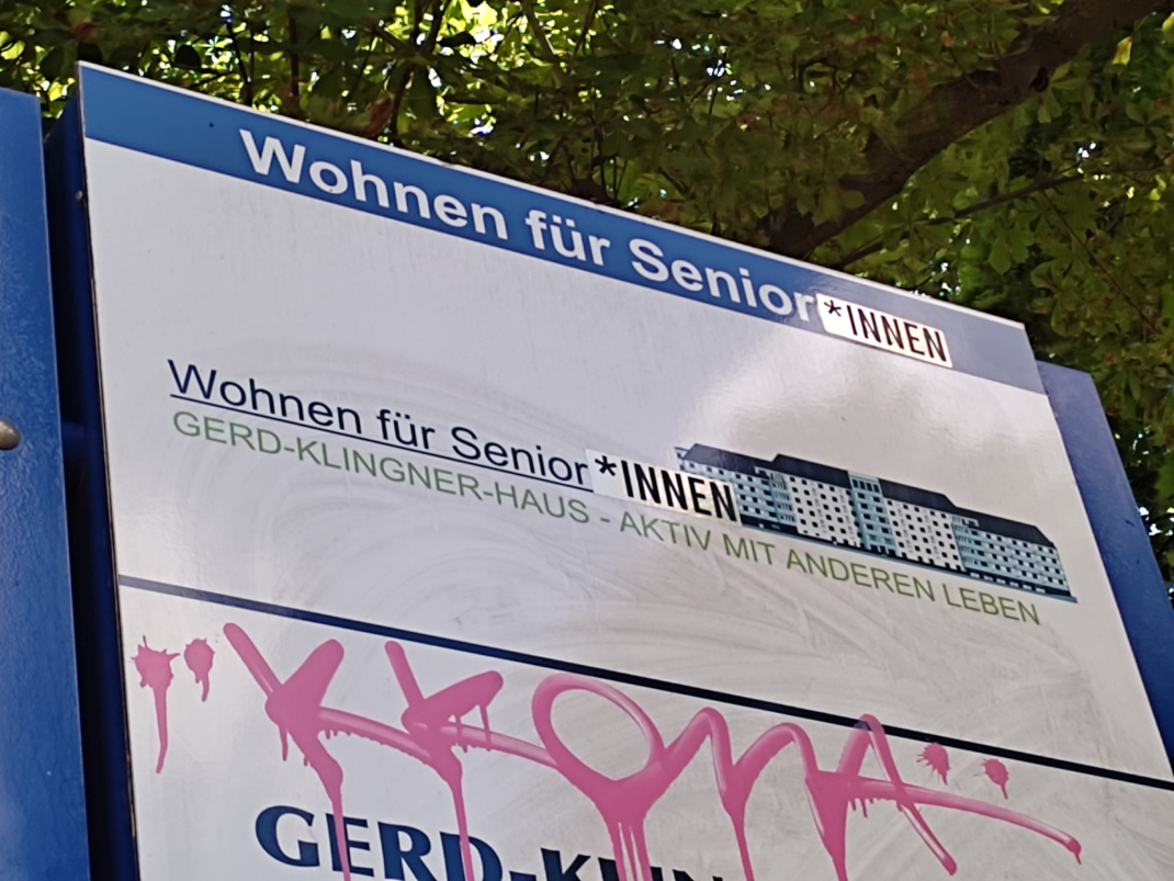 Tafel mit Gender-Ergänzung an Seniorenwohnhaus.