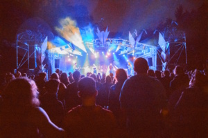 Publikum und Festivalbühne in blauem Licht.