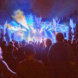 Publikum und Festivalbühne in blauem Licht.