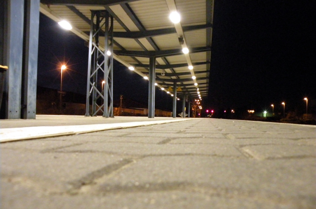 Haltestelle im Dunkeln mit Beleuchung.