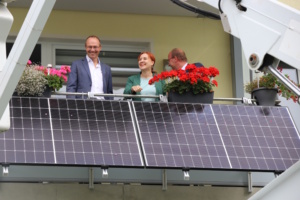 Umweltminister Wolfram Günther und Grünen-Fraktionsvorsitzende Franziska Schubert mit der neuen Balkonsolaranlage. Foto: Sabine Eicker