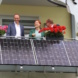 Umweltminister Wolfram Günther und Grünen-Fraktionsvorsitzende Franziska Schubert mit der neuen Balkonsolaranlage. Foto: Sabine Eicker