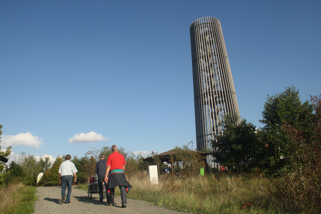 Turm am Cospudener See, Passanten und blaumer Himmel.