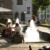 Menschen erfrischen sich am Springbrunnen Thomaswiese.