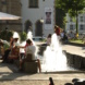 Menschen erfrischen sich am Springbrunnen Thomaswiese.