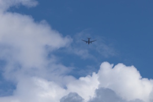 Flugzeug und Wolken.