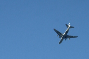 Flugzeug und blauer Himmel.