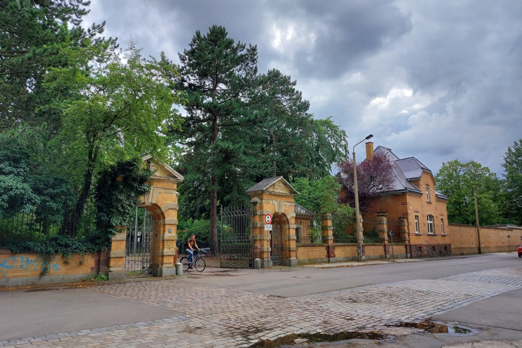 Eingang zum Neuen Johannisfriedhof und heutigen Friedenspark.