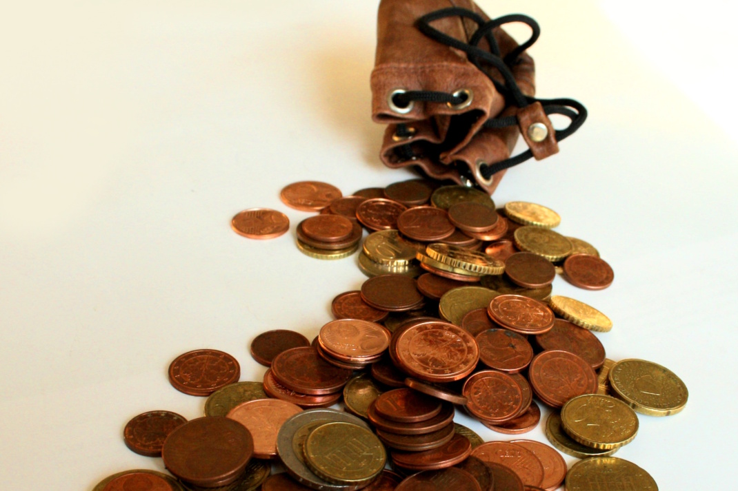 Eurocentstücke aufgehäuft.