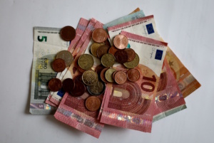 Euromünzen und Euroscheine auf einem Haufen.
