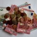 Euromünzen und Euroscheine auf einem Haufen.