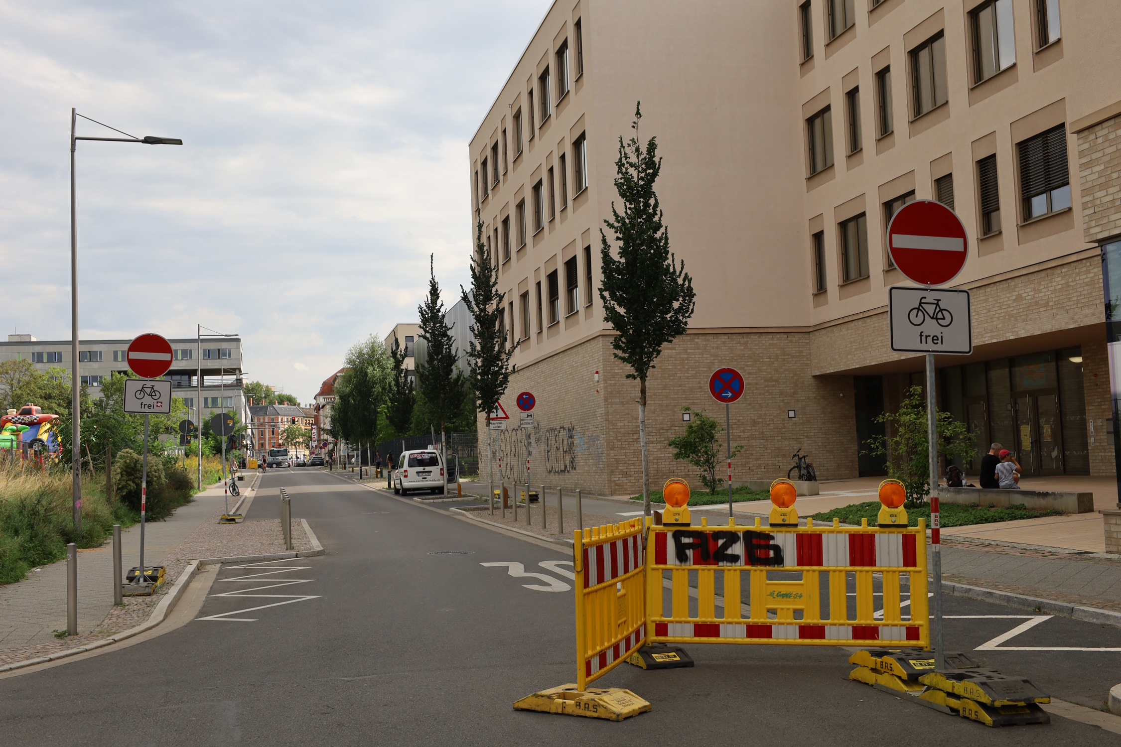 Ab Montag kommen breite Zebrastreifen vor die Grundschule in der Gießerstraße. Foto: Ralf Julke