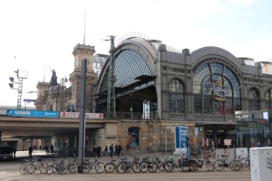 Hauptbahnhof Dresden in Außenaufnahme.