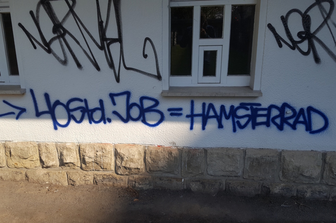 Graffitti an Hauswand.