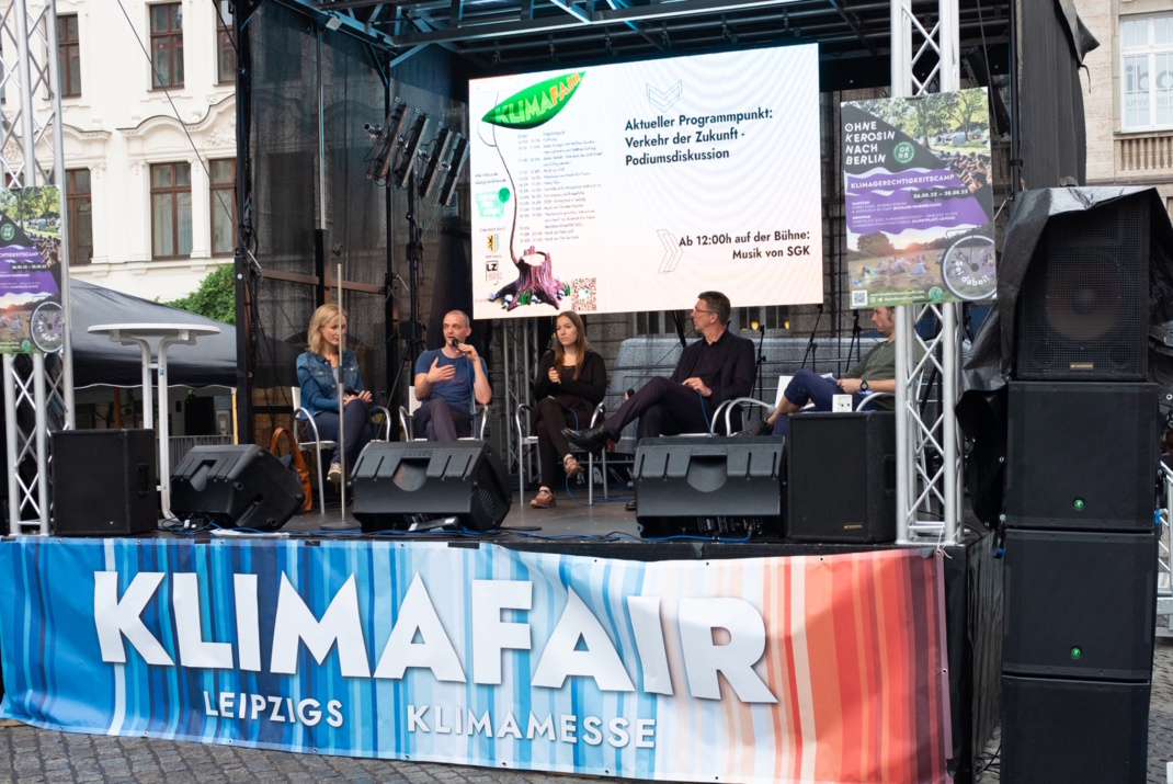 Klima-Diskussionsrunde auf der Bühne.