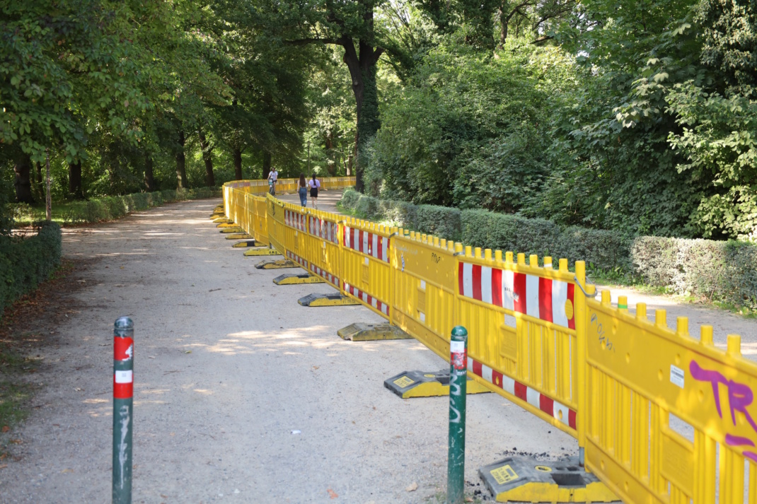 Der Radweg vom Peterssteg zur Käthe-Kolwitz-Straße ist schon für die Bauarbeiten abgesperrt. Foto: Ralf Julke