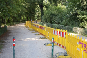 Der Radweg vom Peterssteg zur Käthe-Kolwitz-Straße ist schon für die Bauarbeiten abgesperrt. Foto: Ralf Julke