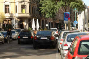 Straße und Autos im Leipziger Zentrum.