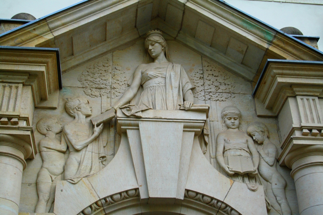 Relief an einer Schule.