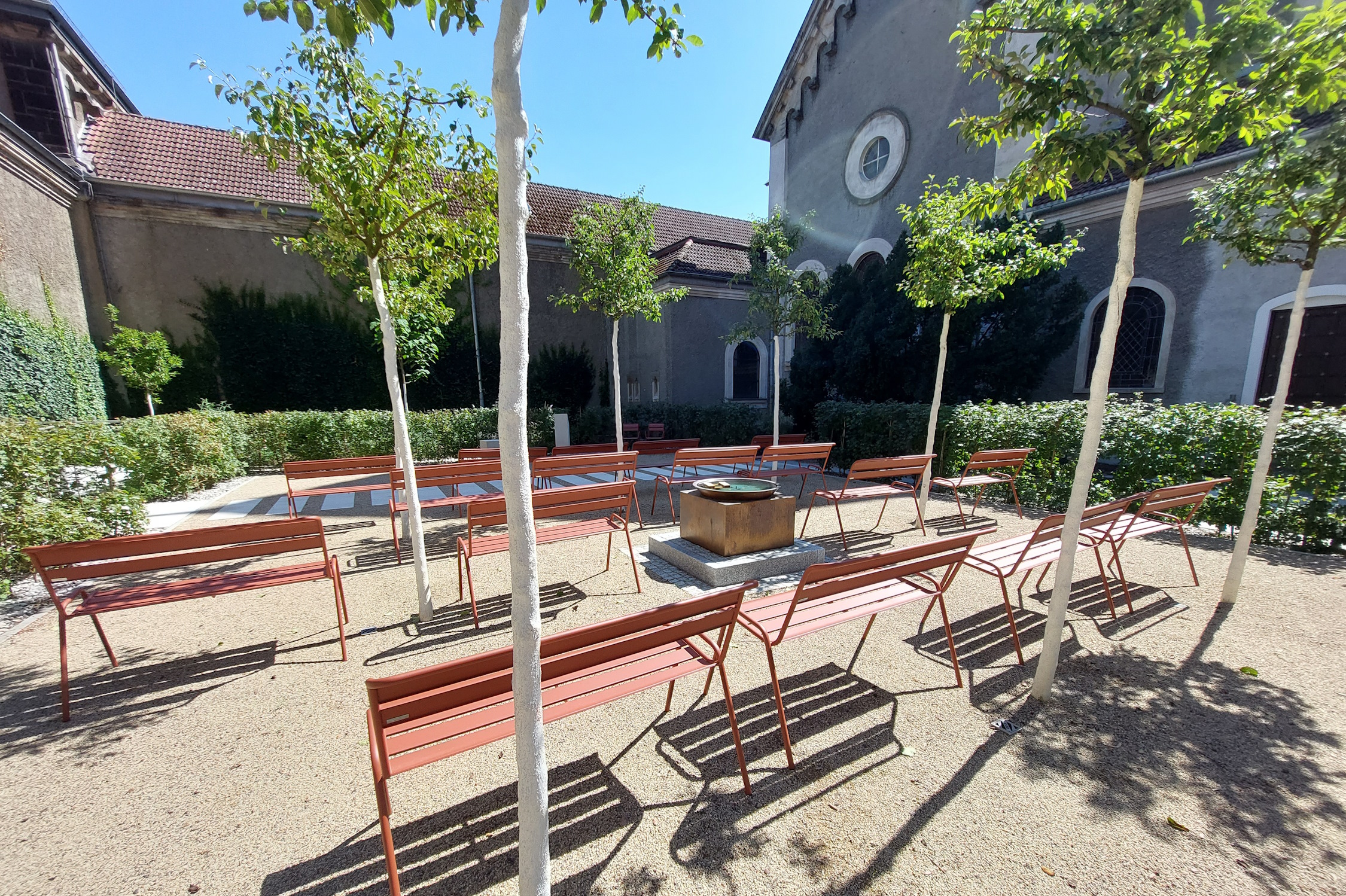 Der neu gestaltete Klostergarten hinter dem Trauerhallenkomplex auf dem Südfriedhof. Foto: Sabine Eicker