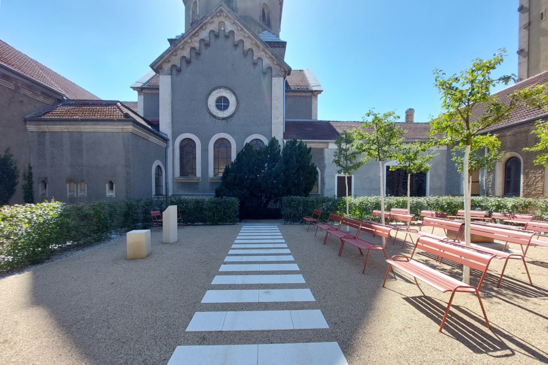 Der neu gestaltete Klostergarten hinter dem Trauerhallenkomplex auf dem Südfriedhof. Foto: Sabine Eicker