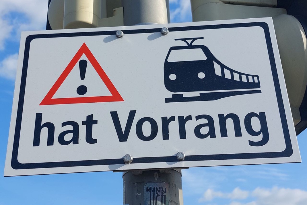 Vorrang-Verkehrsschild für die Bahn.