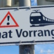 Vorrang-Verkehrsschild für die Bahn.