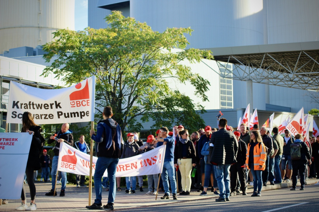 In Demozügen machten sich die LEAG-Beschäftigten auf den Weg zur zentralen Kundgebung im Industriepark Schwarze Pumpe./ Foto: IGBCE
