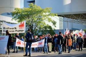 In Demozügen machten sich die LEAG-Beschäftigten auf den Weg zur zentralen Kundgebung im Industriepark Schwarze Pumpe./ Foto: IGBCE