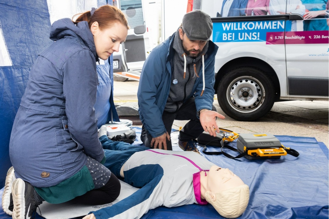So wie im vergangenen Jahr (Foto) wird das UKL beim Aktionstag „Leipzig drückt“ am 18. September auf dem Augustusplatz mit Angeboten zum Üben vor Ort sein. Foto: Stefan Straube / UKL