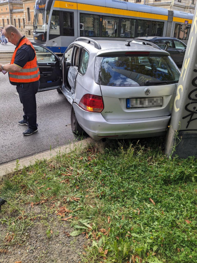 Kollision von Pkw und Tram am 20.09.2023 auf der Prager Straße in Leipzig. Foto: Privat