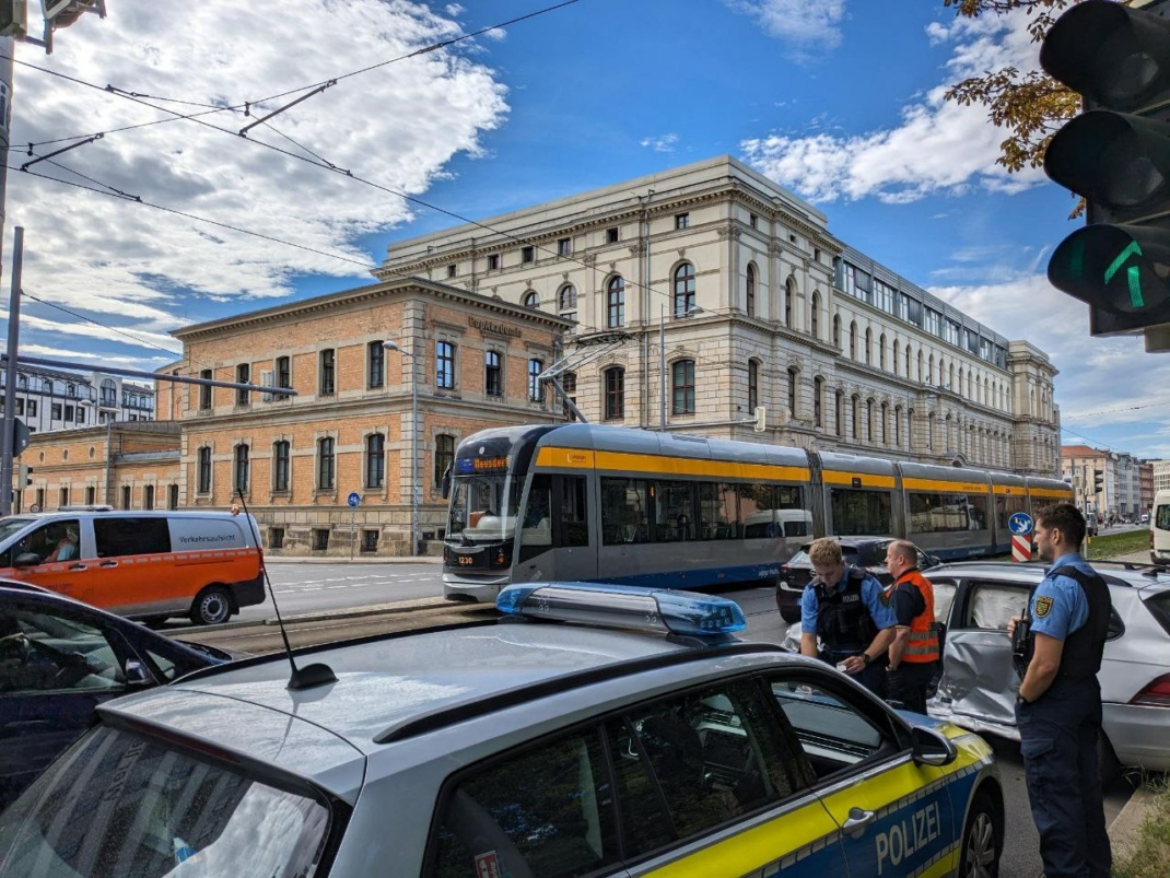 Kollision zwischen Pkw und Straßenbahn am 20. September 2023 auf der Prager Straße in Leipzig. Foto: Privat