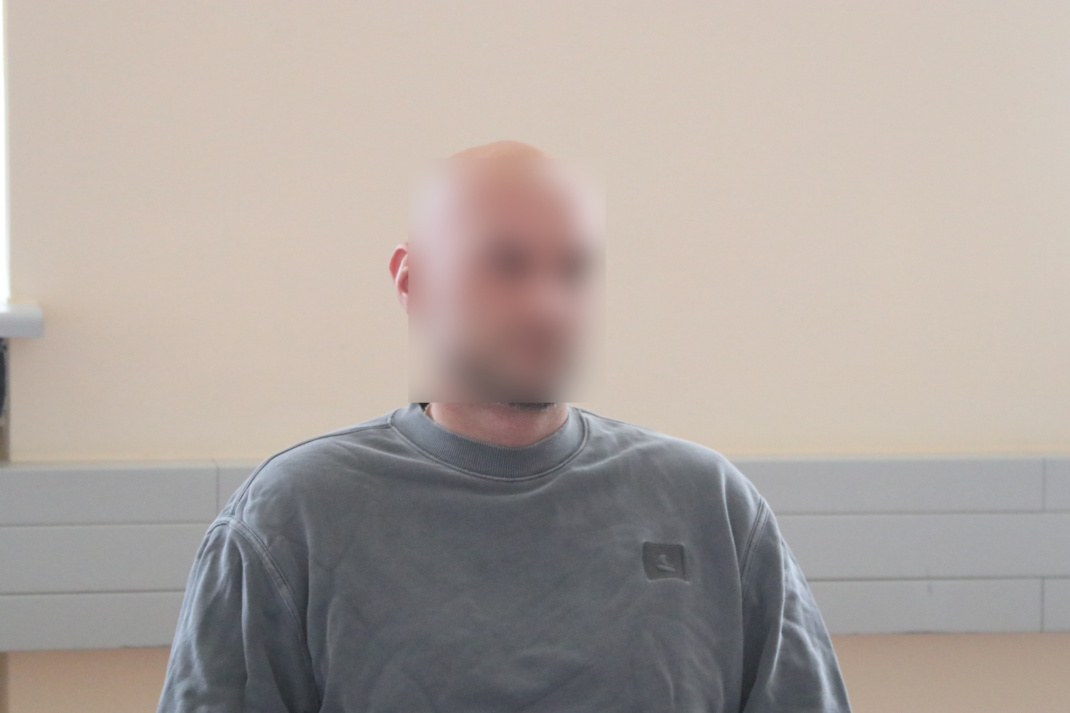 Angeklagter beim Prozessauftakt.