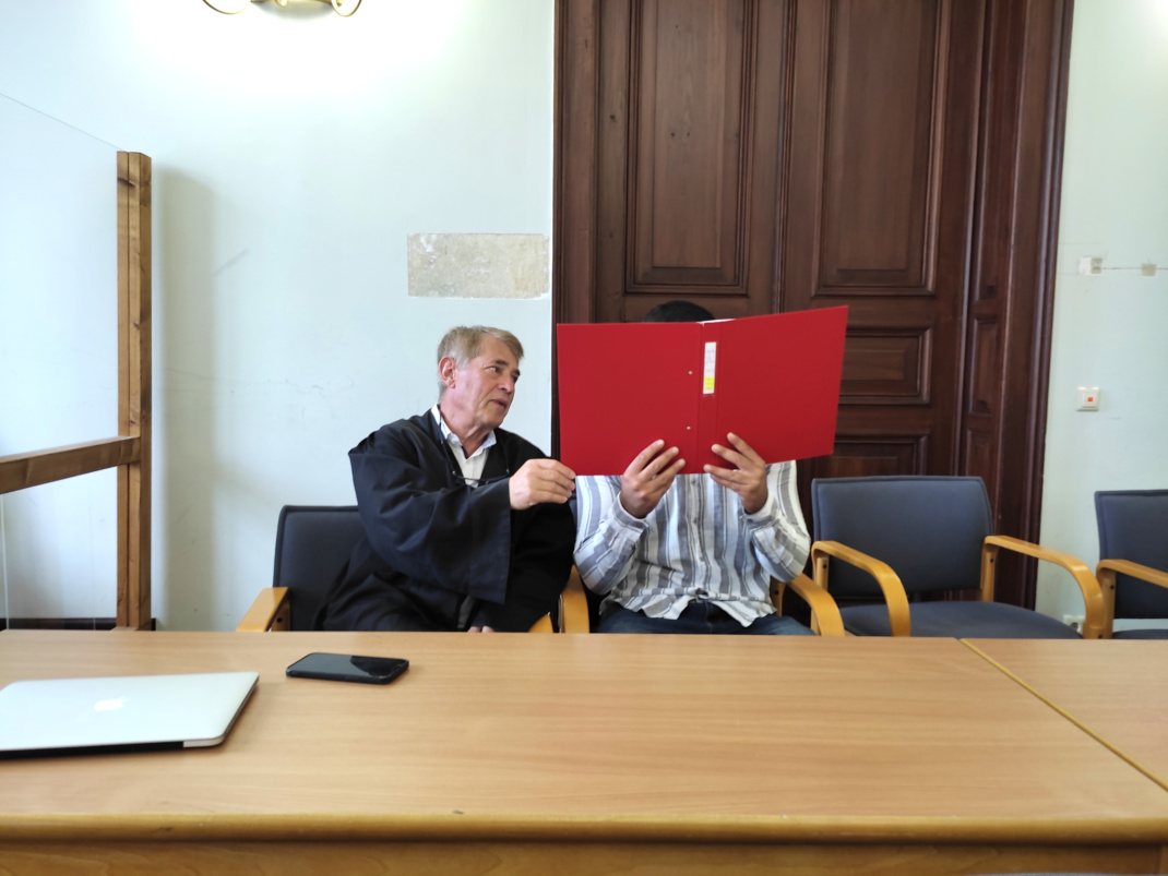 Angeklagter und Verteidiger.