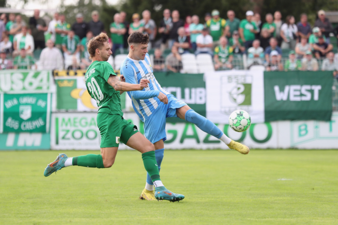 Florian Kirstein (20, Chemie Leipzig) gegen Niclas Walther (4, Chemnitzer FC). Foto: Jan Kaefer