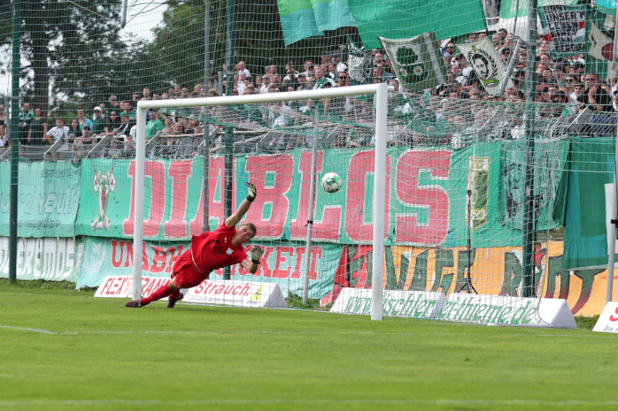 Torwart David Wunsch (1, Chemnitzer FC) streckt sich vergeblich. Tor für Chemie! Foto: Jan Kaefer