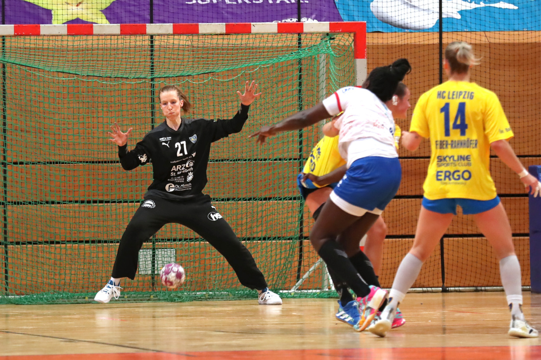 Torwart Nele Kurzke (27, HC Leipzig) pariert. Foto: Jan Kaefer