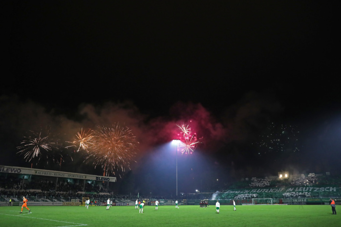 Die Einweihung der Flutlichtanlage im Alfred-Kunze-Sportpark am 25. Januar 2023 zum Spiel gegen Erfurt. Foto: Jan Kaefer