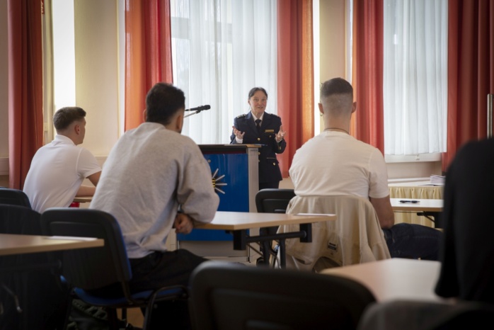 Polizeidirektorin Marika Schwanitz begrüßt die Neuen an der Polizeifachschule Leipzig am ersten Tag der Ausbildung. Foto: Polizei Sachsen/StKom BPP/sd
