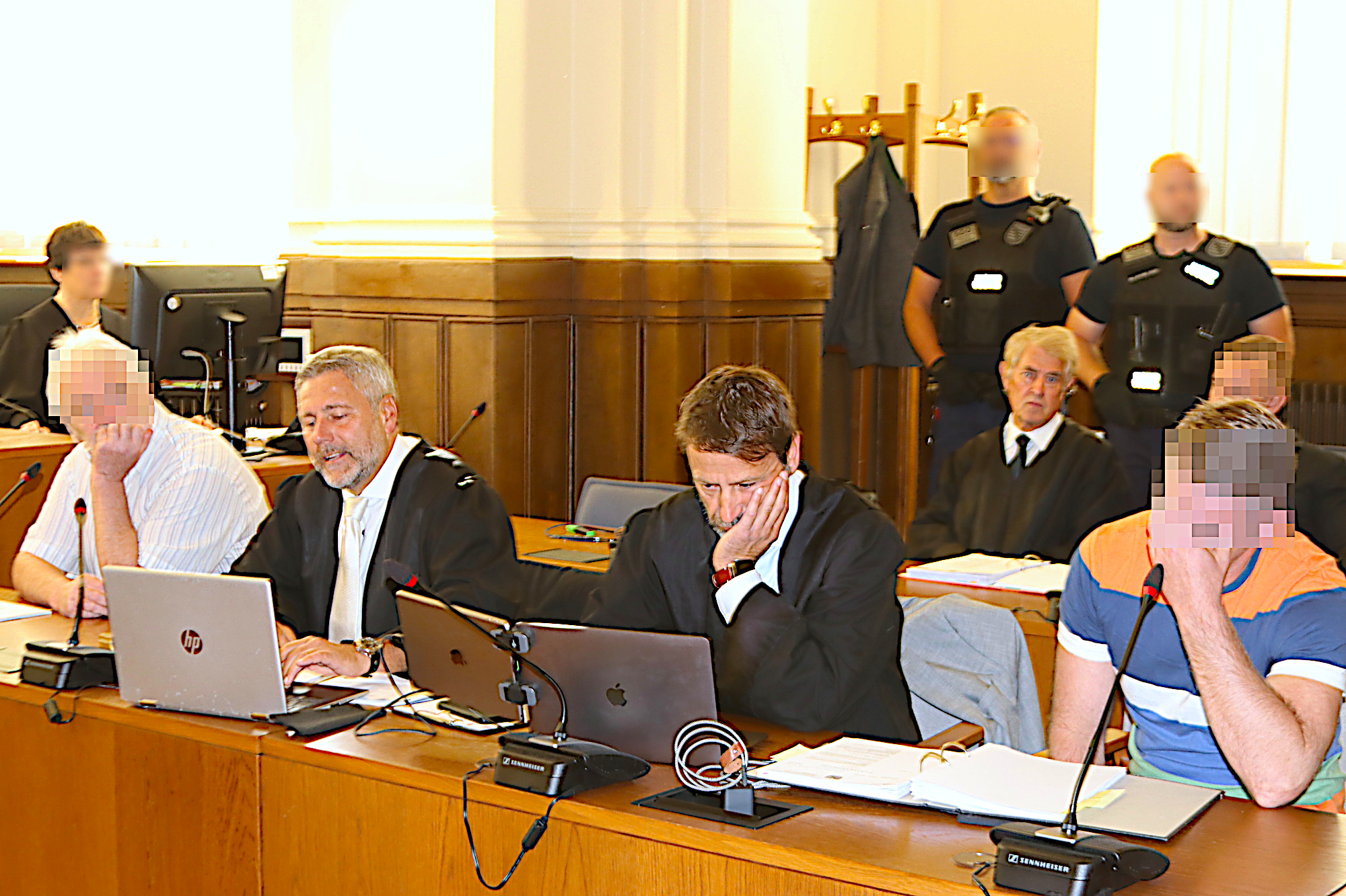 Blick zur Anklagebank im Landgericht.