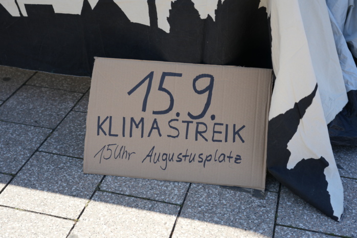 Ein Pappschild mit der Aufschrift "15.9. Klimastreik"