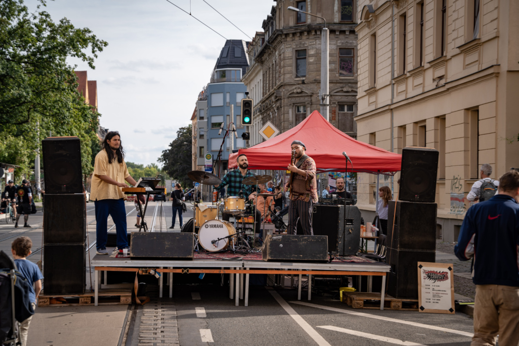 Kundgebung „Kultur muss leben“ auf der Wolfgang-Heinze Straße. Foto: Ferdinand Uhl
