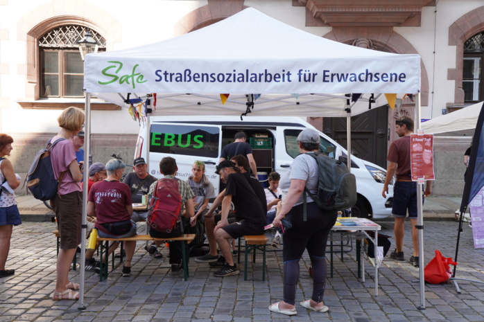 Die SAFE-Straßensozialarbeit für Erwachsene kommt an öffentlichen Orten mit den Menschen in Kontakt. Foto: Yaro Allisat