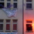 Am frühen Abend hängten die Besetzer*innen Banner aus den Fenstern des alten Bahnwerks. Foto: Yaro Allisat