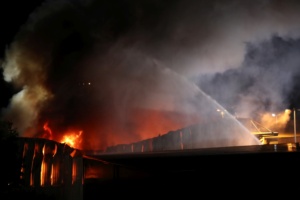 Großbrand einer Lagerhalle bei ALBA in der Rückmarsdorfer Straße (Leipzig-Leutzsch) am 15.09.2023. Foto: Jan Kaefer