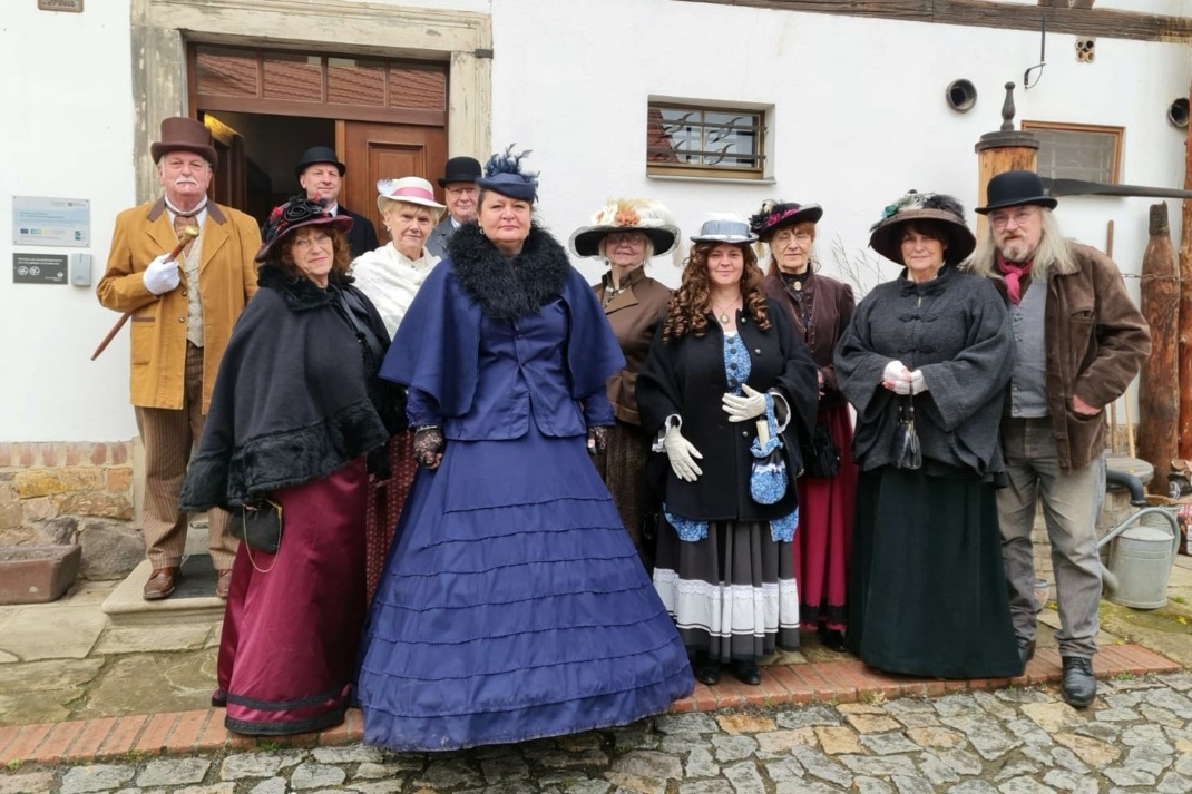 Flaneure im Geschichtenhof. Quelle: Stadt Borna - Geschichtenhof
