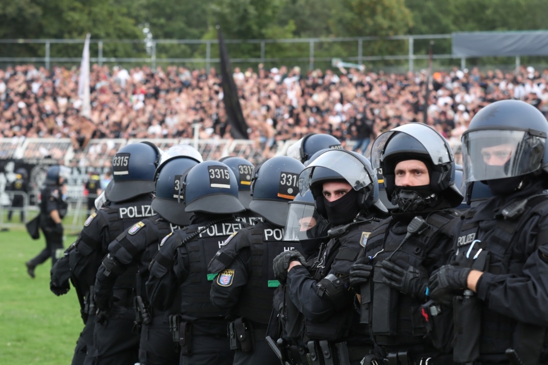 Polizei musste aufmarschieren. Spielunterbrechung wegen Pyrotechnik. Foto: Jan Kaefer