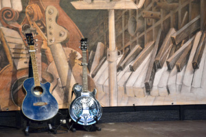 Zwei Gitarren auf einer Bühne stehend