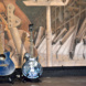 Zwei Gitarren auf einer Bühne stehend