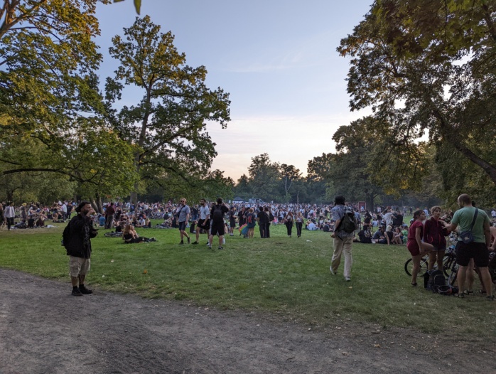 Blick auf den Wilhelm-Külz-Park in Leipzig am Abend des 16. September 2023 zur Global Space Odyssey